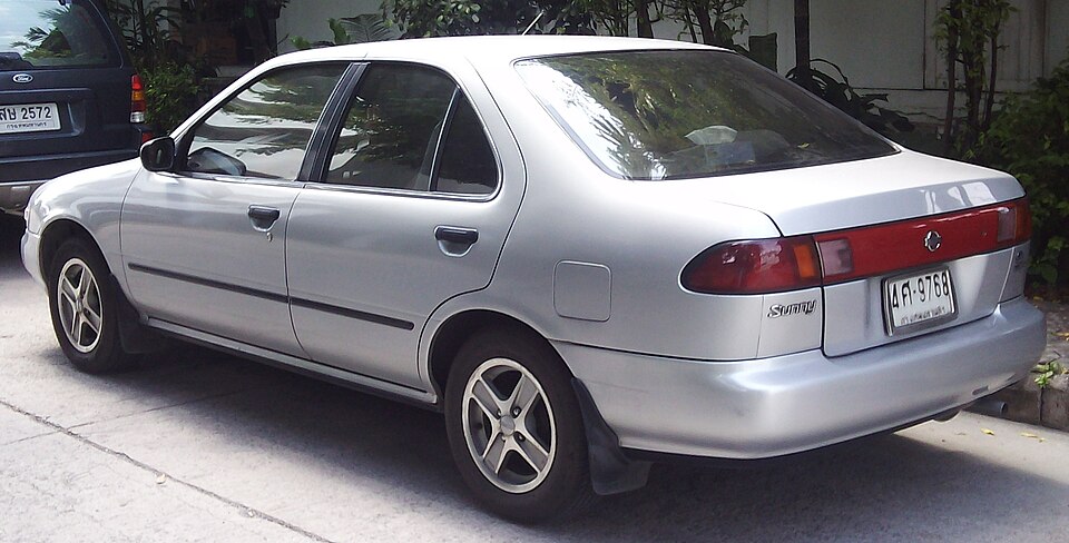 日産 サニー 8代目 の後方写真