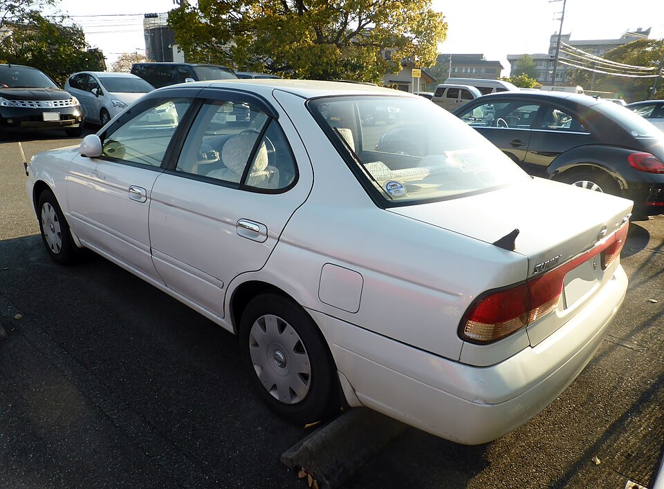 日産 サニー 9代目 の後方写真