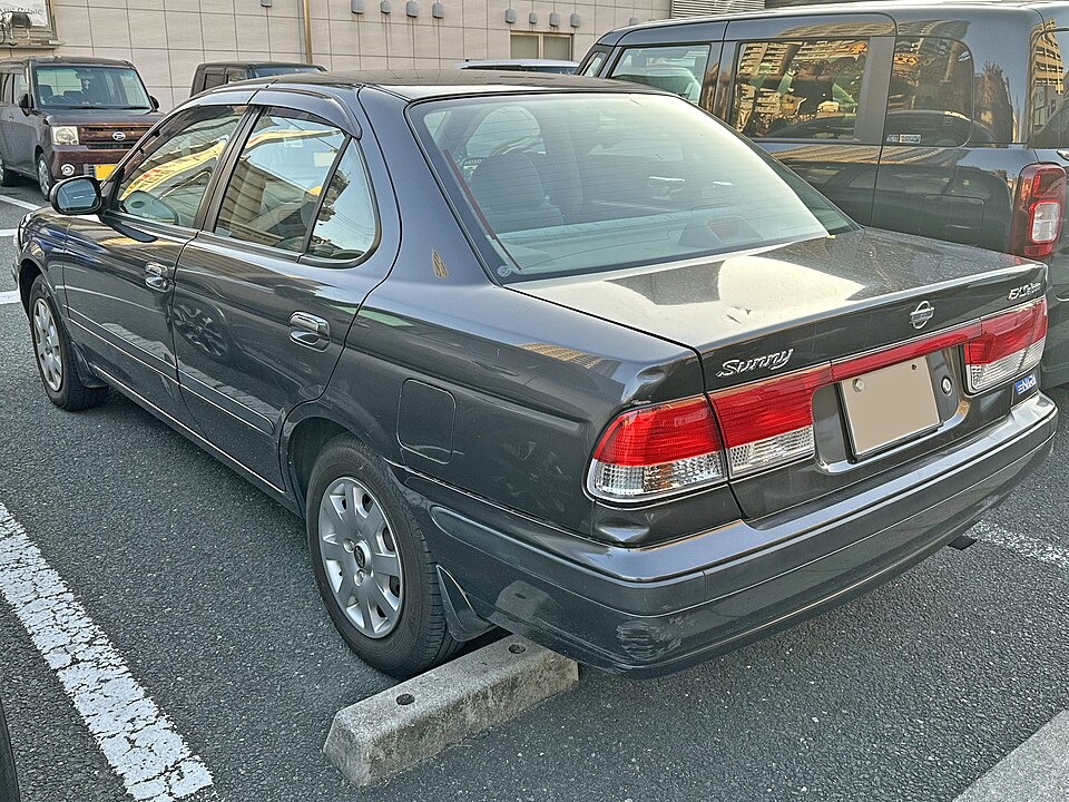 日産 サニー 9代目 の後方写真