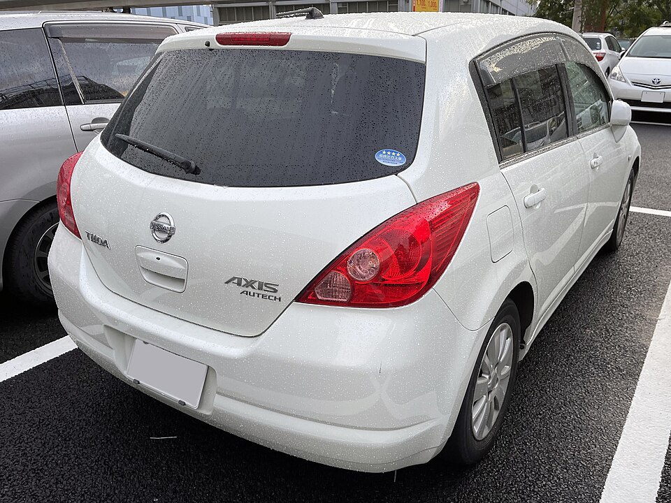 日産 ティーダ 初代 の後方写真