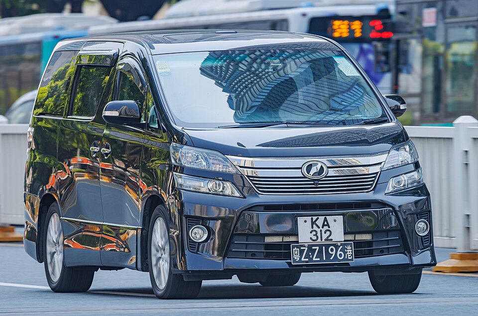 トヨタ ヴェルファイア 初代 の外観写真