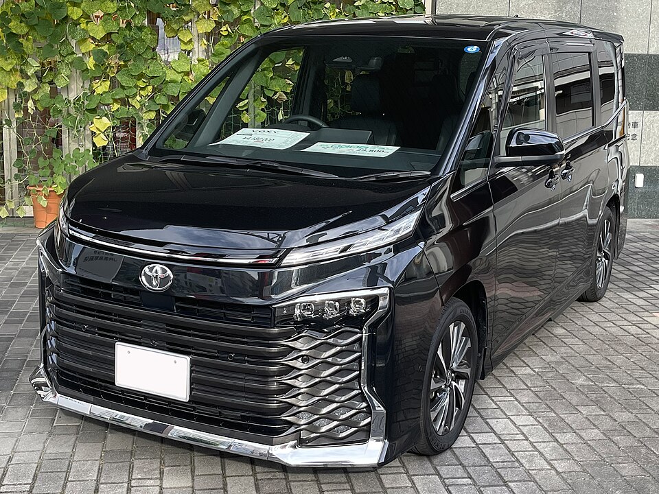 トヨタ ヴォクシー 4代目 の斜め前写真