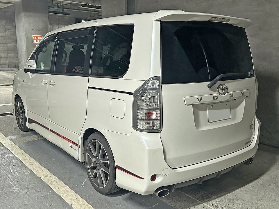 トヨタ ヴォクシー 2代目 の後方写真