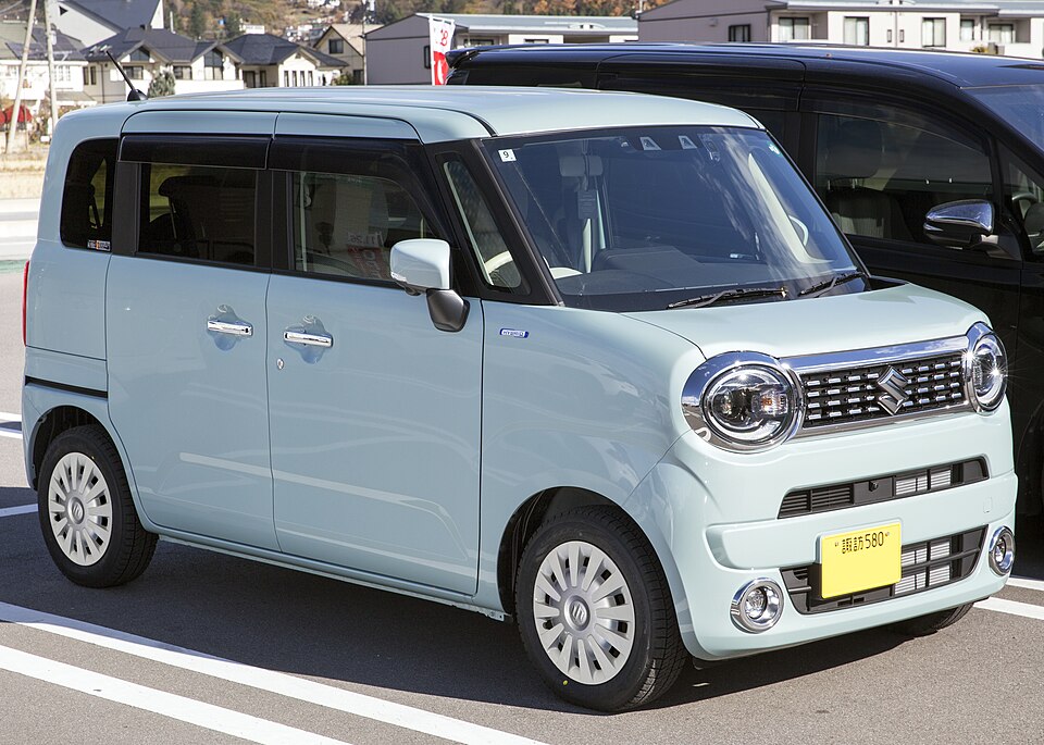 スズキ ワゴンRスマイル 初代 の斜め前写真