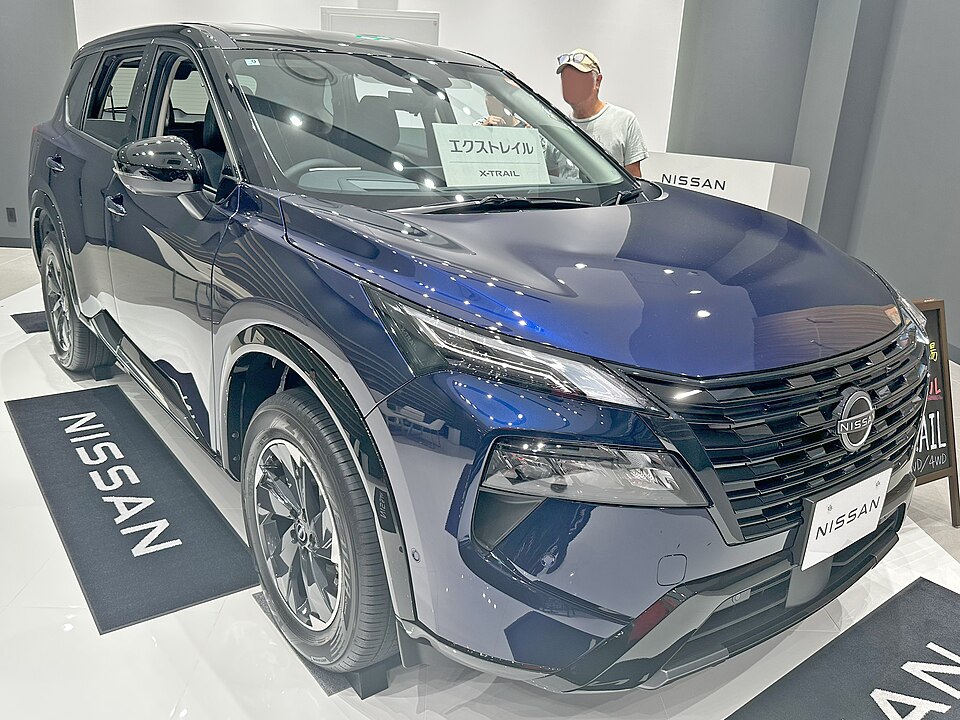 日産 エクストレイル 4代目 後期 の斜め前写真