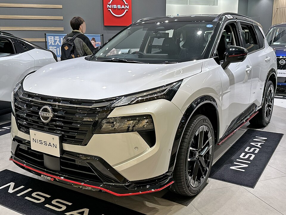日産 エクストレイル 4代目 NISMO の斜め前写真