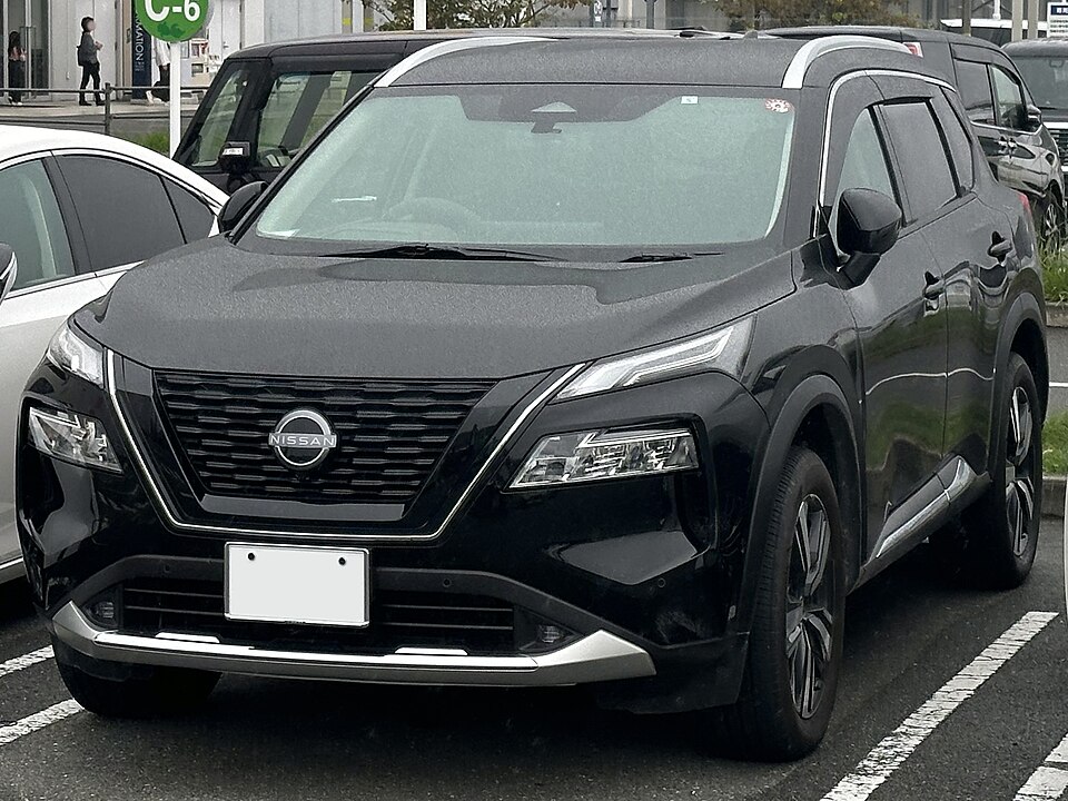 日産 エクストレイル 4代目 前期 の斜め前写真