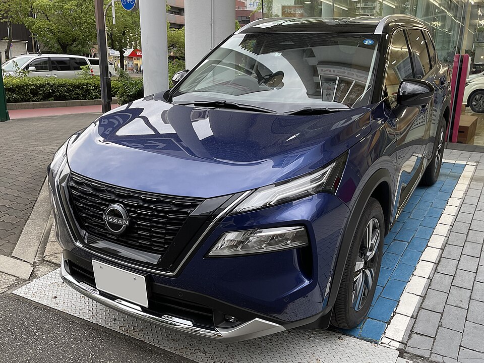 日産 エクストレイル 4代目 前期 の斜め前写真