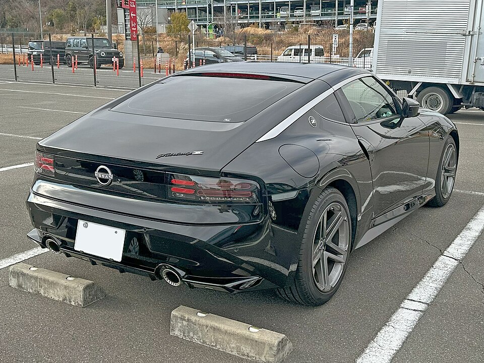 日産 フェアレディZ 7代目 の後方写真